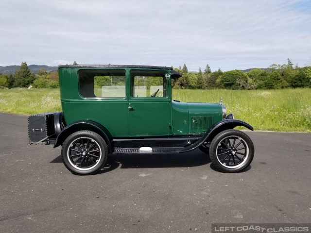 1926-ford-model-t-tudor-018.jpg