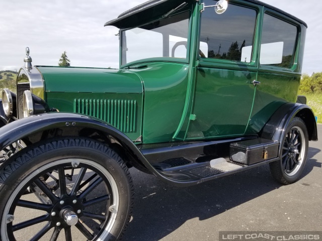 1926-ford-model-t-tudor-041.jpg