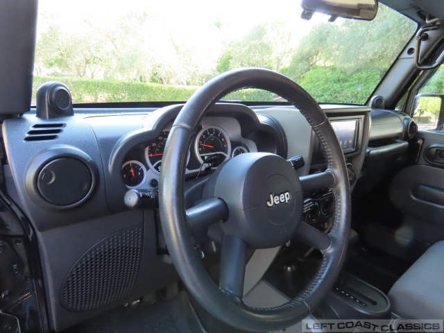 2009-jeep-wrangler-rubicon-071.jpg